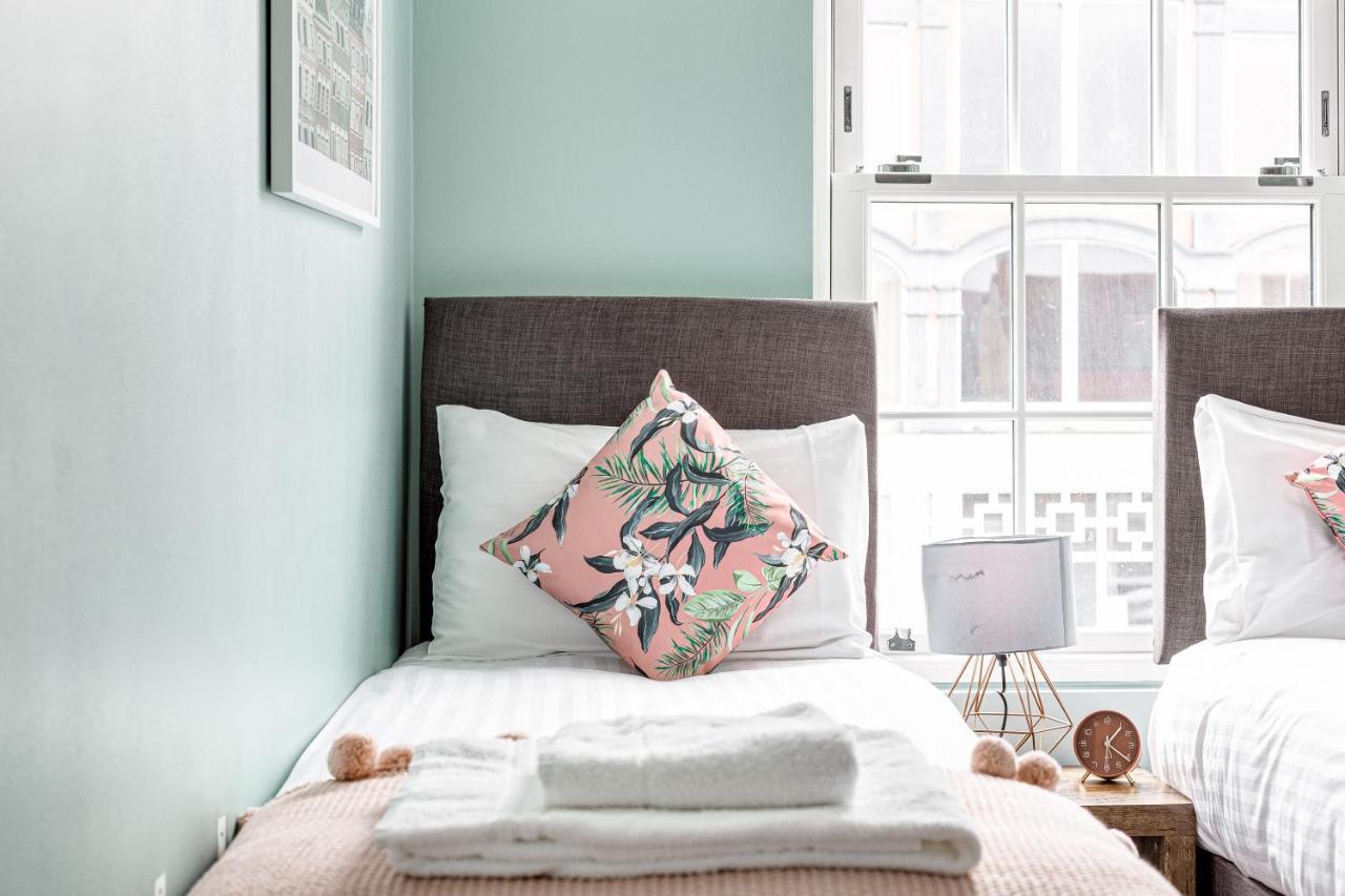 Homely 2 Beds Apt Up To 5 Guests-Wifi By Tent Serviced Apartments เชิร์ทซีย์ ภายนอก รูปภาพ