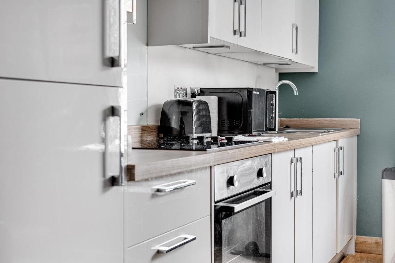 Homely 2 Beds Apt Up To 5 Guests-Wifi By Tent Serviced Apartments เชิร์ทซีย์ ภายนอก รูปภาพ