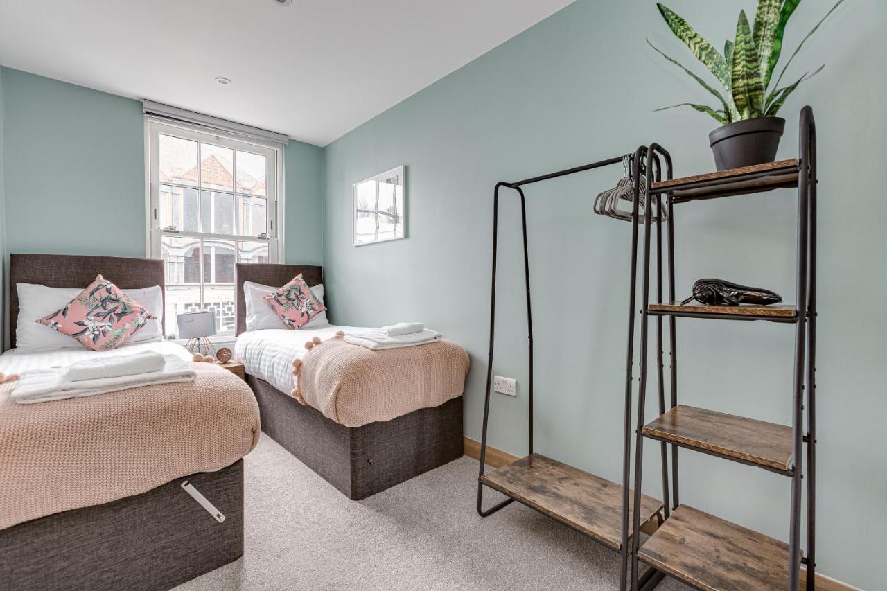 Homely 2 Beds Apt Up To 5 Guests-Wifi By Tent Serviced Apartments เชิร์ทซีย์ ภายนอก รูปภาพ
