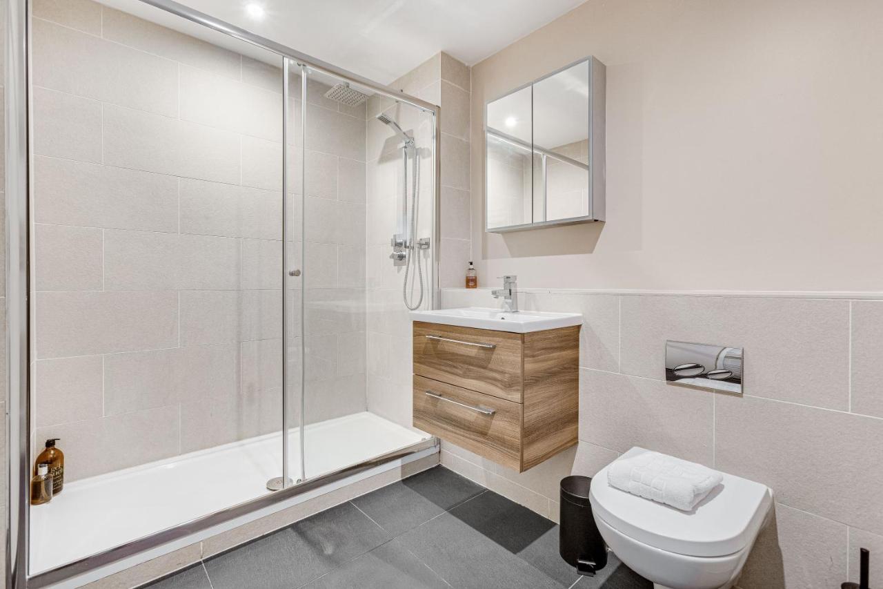 Homely 2 Beds Apt Up To 5 Guests-Wifi By Tent Serviced Apartments เชิร์ทซีย์ ภายนอก รูปภาพ